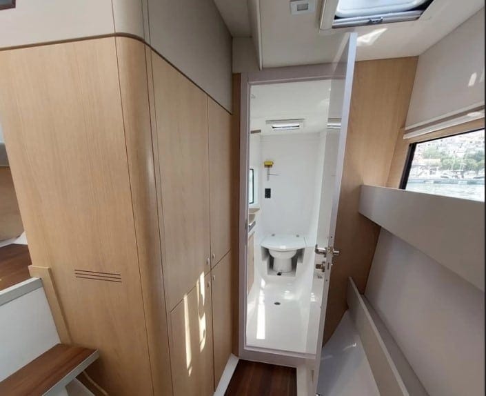 Toilette moderne d'un Catamaran.