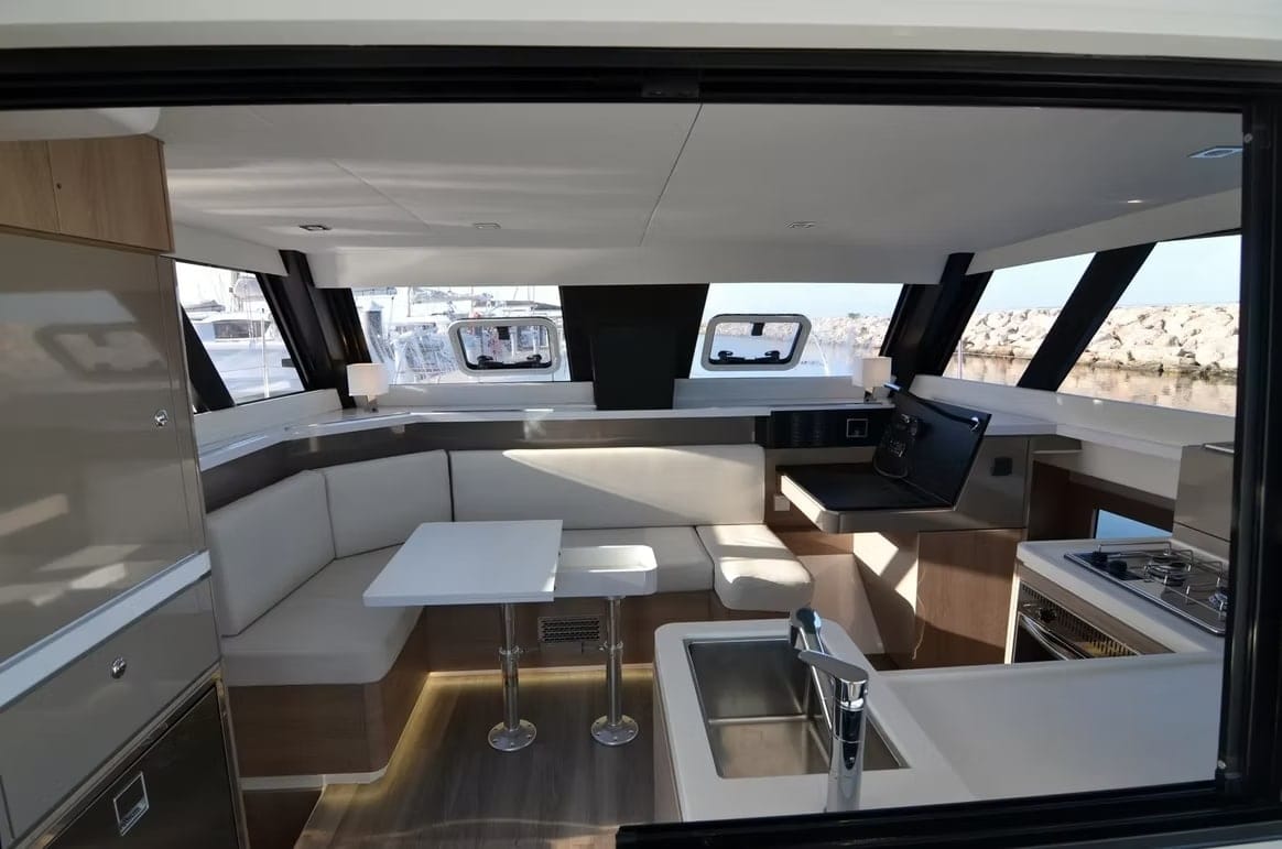 Intérieur moderne d'un catamaran élégant.