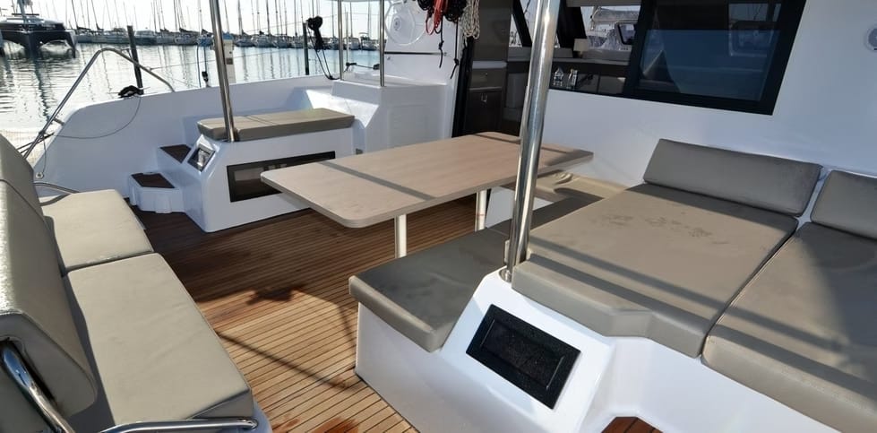 Intérieur d'un bateau moderne et spacieux.