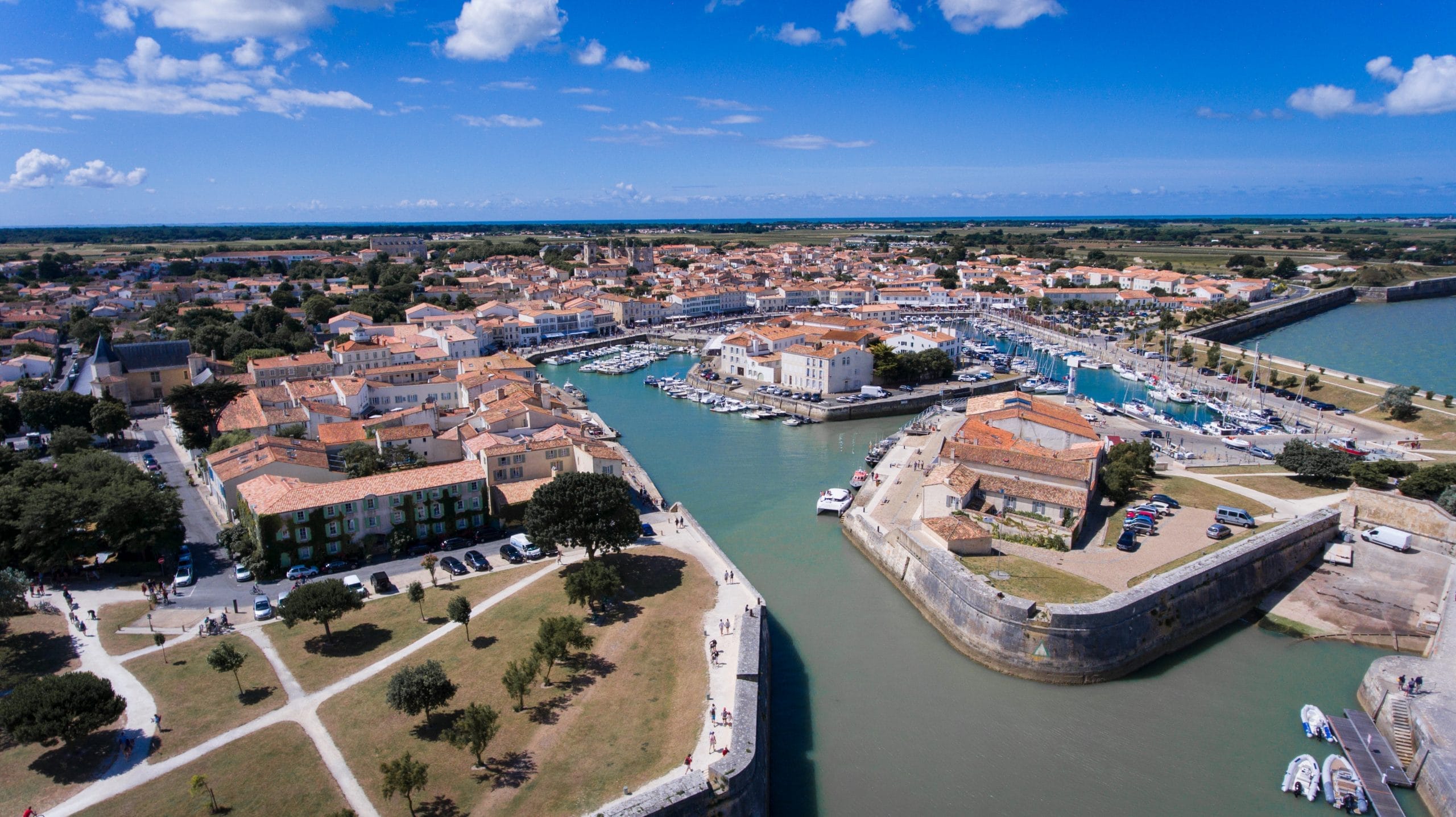 Vue aérienne du port de Saint-martin-de-Ré, embarquement du catamaran Dream On